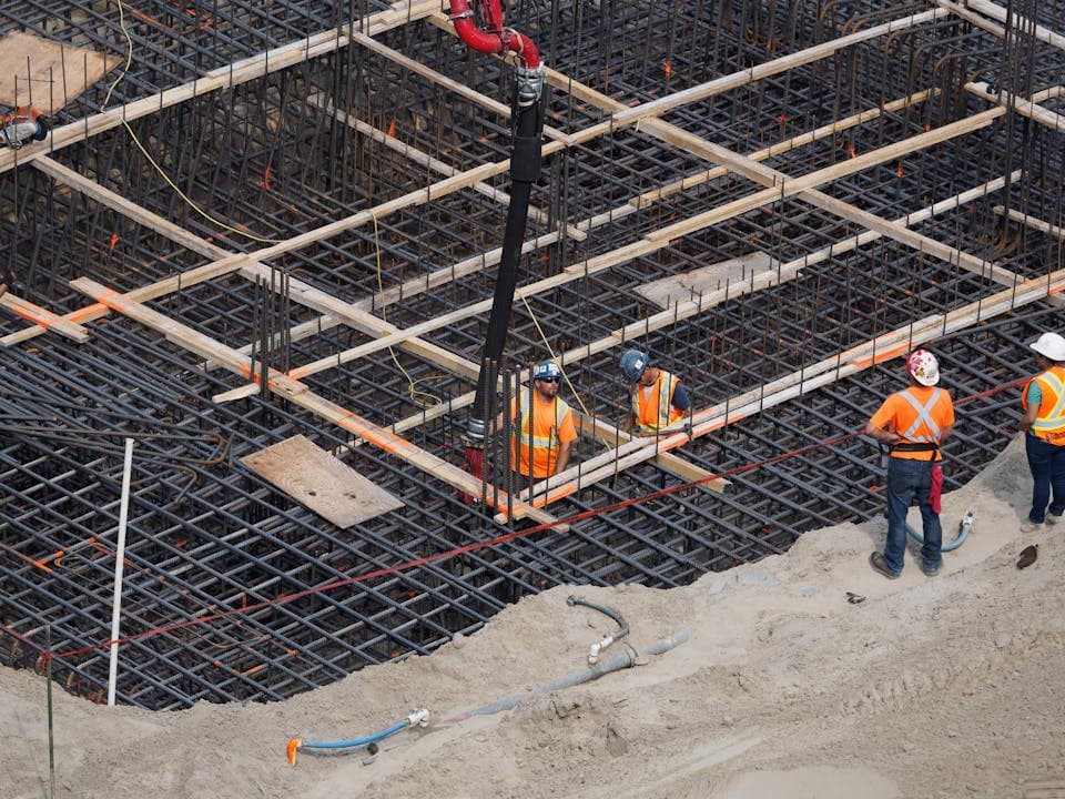 Team auf einer Baustelle - ein typischer Einsatzbereich fuer die mobile Zeiterfassung mit EasyHours